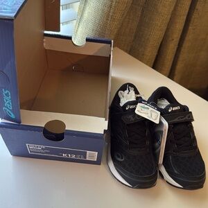 Girls sneakers